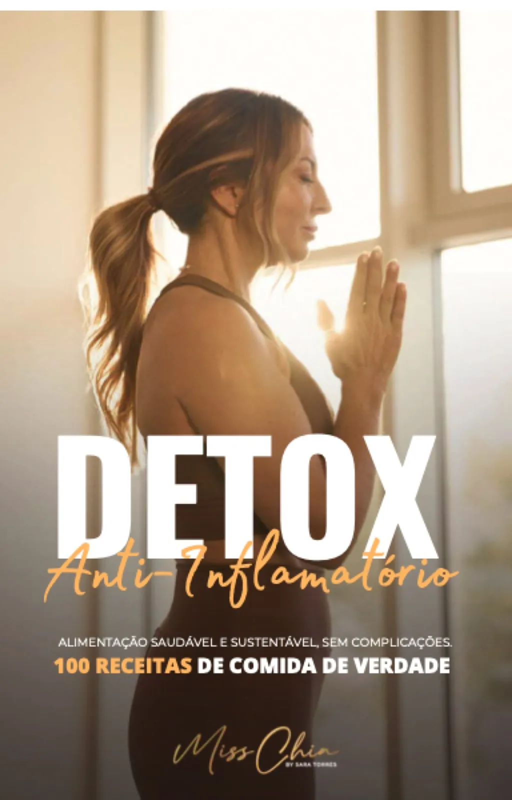 Capa do e-book Detox Anti-Inflamatório, com a Sara Torres de perfil, de mãos juntas, junto a uma janela.