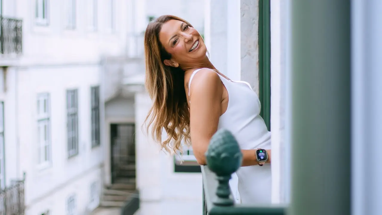 Sara Torres a rir, numa varanda em Lisboa.