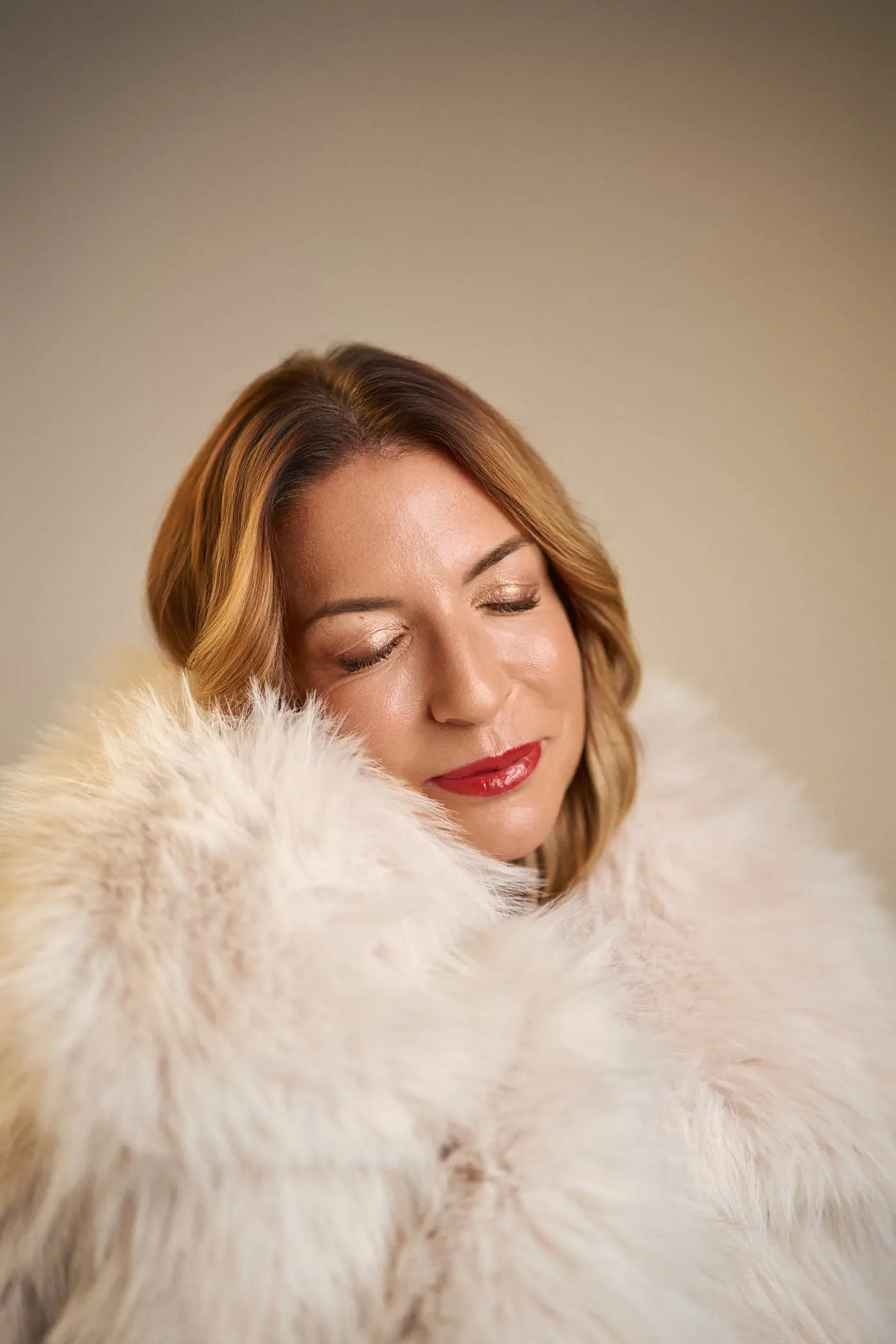 Sara Torres de olhos fechados, aconchegada num casaco claro.