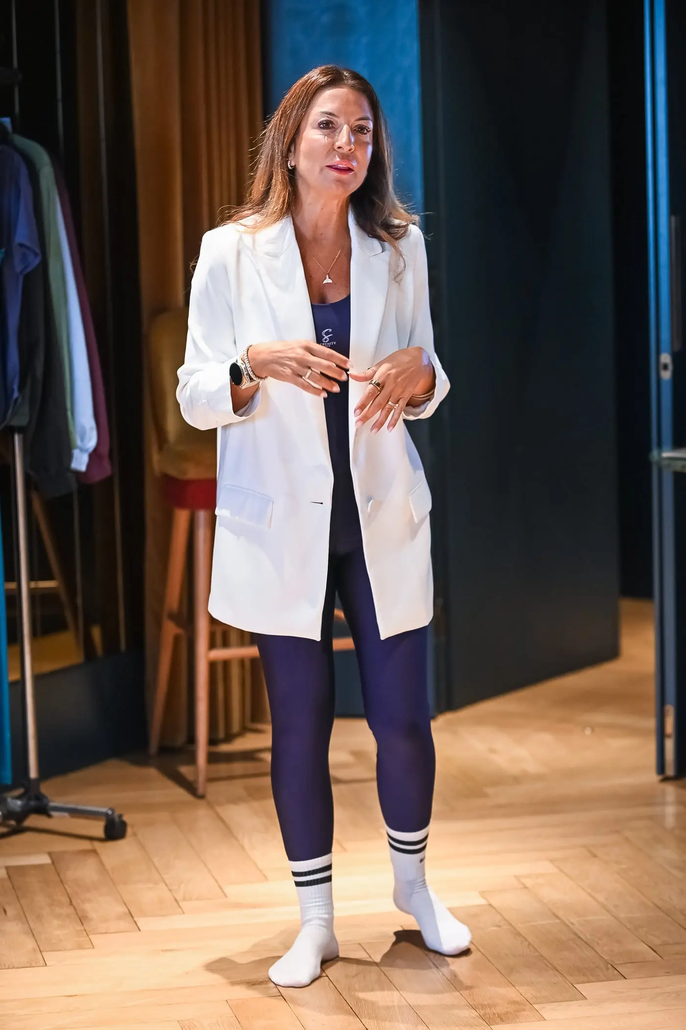 Sara Torres de pé, de casaco branco, a falar para a sala.