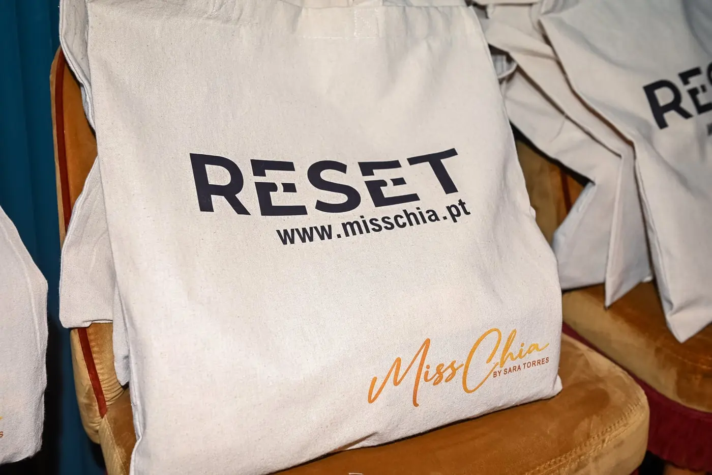 Um saco de pano com a palavra RESET e o logótipo Miss Chia.